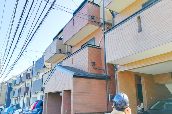 比較的新築や、中古住宅とみられる綺麗な狭小住宅