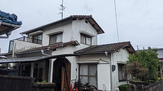 新居浜市で、モニエル瓦ぶきの屋根から雨漏り。点検に伺いました。