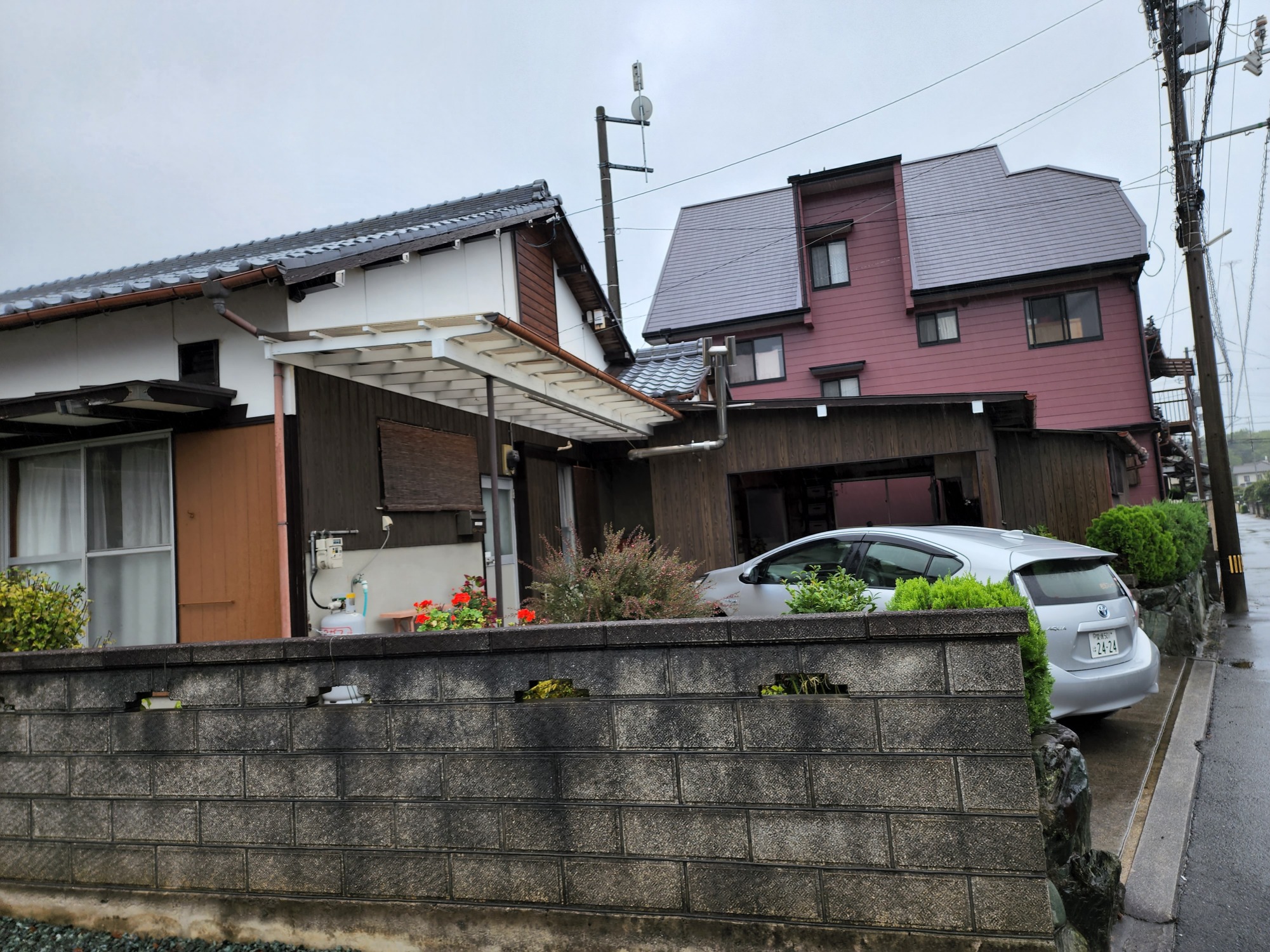 新居浜市垣生にて居間から雨漏り。釘の錆びが原因でひび割れた瓦が多数ありました。