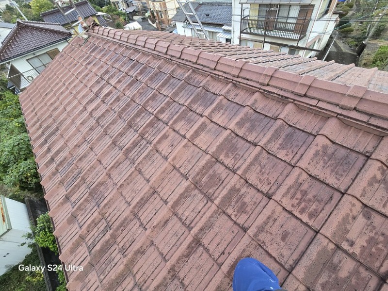 新居浜市でセメント瓦を明るい色の平板瓦へ葺き替え現場のお客様からお声をいただきました。