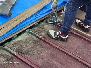 四国中央市でセメント瓦から金属屋根に葺き替えたお宅の一部トタン屋根を、立平板金に葺き替えました。