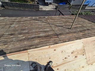 四国中央市で、横葺き板金に葺き替え工事。屋根の下地補強とルーフィング(防水シート)張りを行いました。