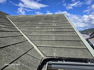 新居浜市で、コロニアル屋根をカバー工法でリフォームへ。外壁塗装をきっかけに点検・ご提案
