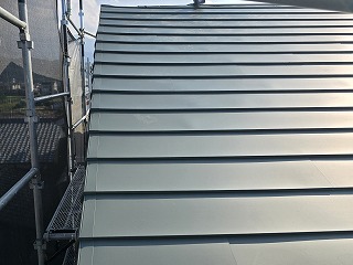 新居浜市でカレッセによる屋根カバー工法。ケラバ・棟工事を行い、リフォーム完了です
