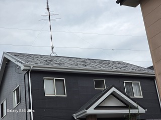 新居浜市、塗装後3年で傷みが再発！パミール屋根を点検すると天井裏に雨染みも