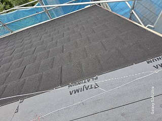 新居浜市で、スカイメタルルーフで屋根葺き替え　大屋根の本体葺き上げから棟換気の施工準備まで