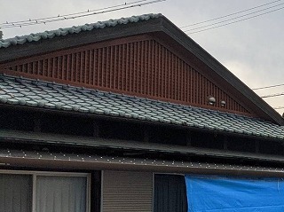土葺きの釉薬瓦から防災瓦へ葺き替え。古い瓦と大量に載っていた土を撤去しました。