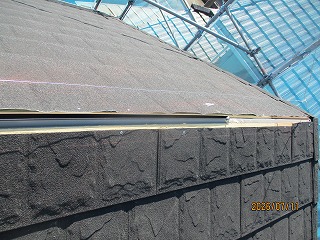 新居浜市で、スカイメタルルーフへの屋根葺き替え　ケラバ・棟換気の施工