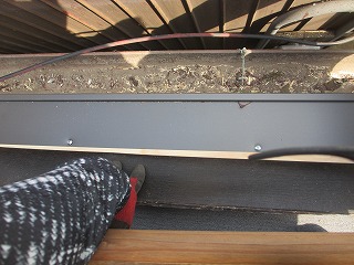 四国中央市で横葺き金属屋根に葺き替え工事。上屋根下の潜り込み屋根部分を施工。