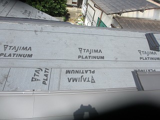 四国中央市で横葺き金属屋根に葺き替え。大屋根部分の軒先から谷部分、壁の取り合い部分の屋根材（カレッセ）本体の施工を行いました。