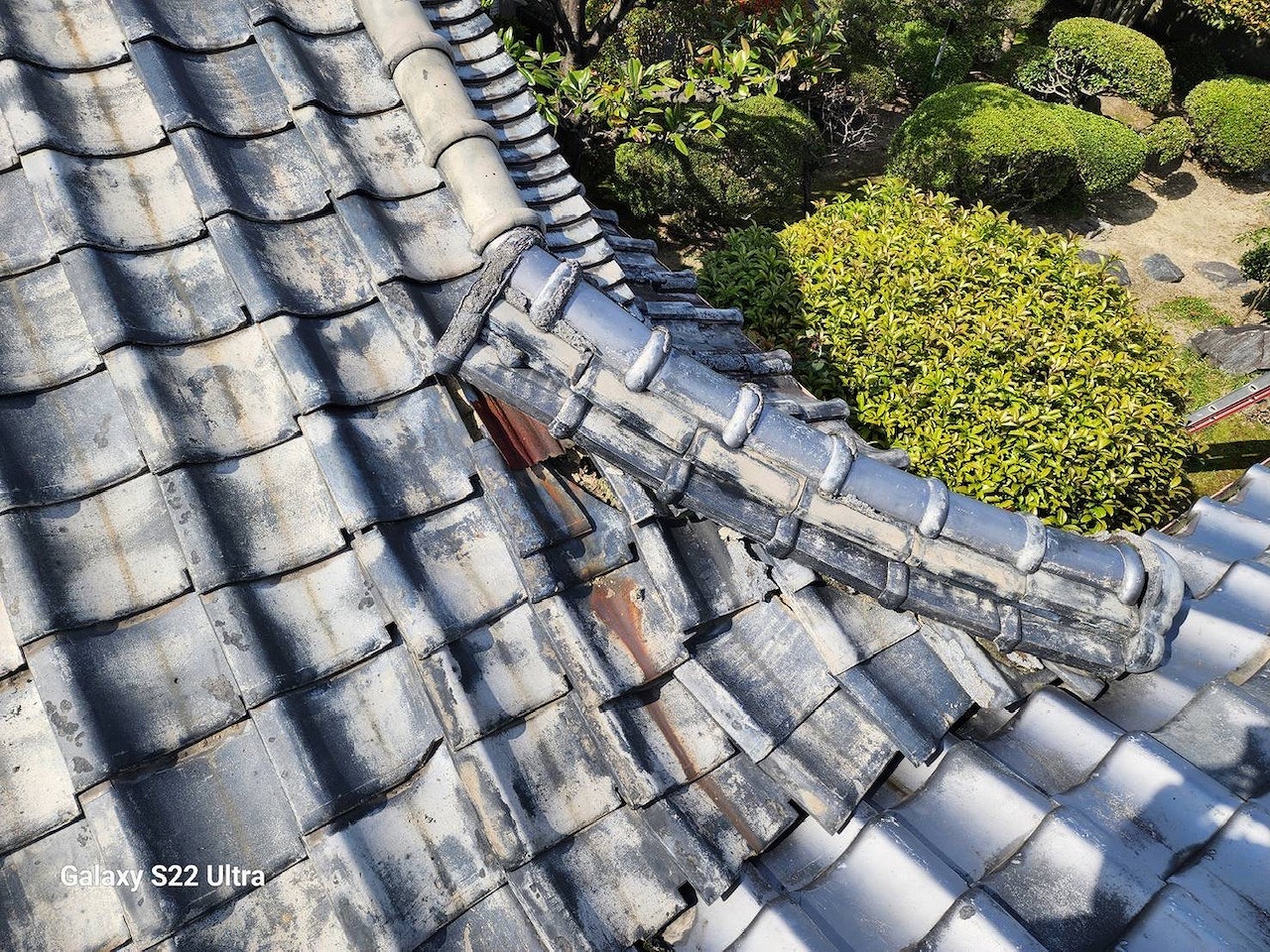 四国中央市で屋根が腐朽して大量の雨漏りがしていたお客様からのお声を紹介します。