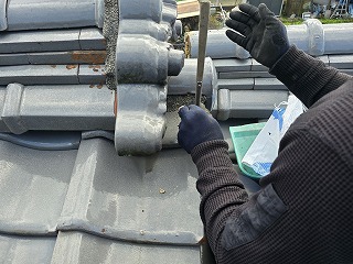 新居浜市で和型釉薬瓦の漆喰剥がれ補修工事。剥がれて欠けた漆喰を取り除き塗り直しました。