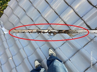 新居浜市で、谷部分の補修工事と、屋根点検で発見したヒビ瓦を差し替えました