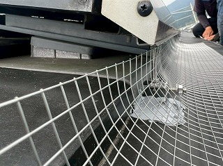 西条市で、太陽光パネル下の鳩潜り込み対策、バードブロッカー取付完了。鳩もあきらめた！