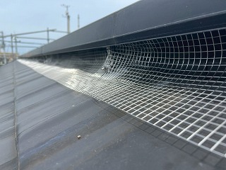 西条市で、太陽光パネル下の鳥害対策！バードブロッカー設置前に樋と屋根の清掃を行いました。