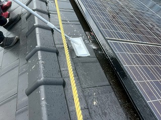 西条市で、太陽光パネル下の鳥害対策！バードブロッカー設置前に樋と屋根の清掃を行いました。