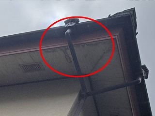 四国中央市で、雨漏りの点検のご依頼を受けて伺いました。原因は隅棟の漆喰の劣化と判明
