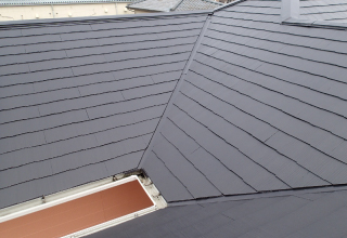 塗装工事で綺麗になったグレーのスレート屋根